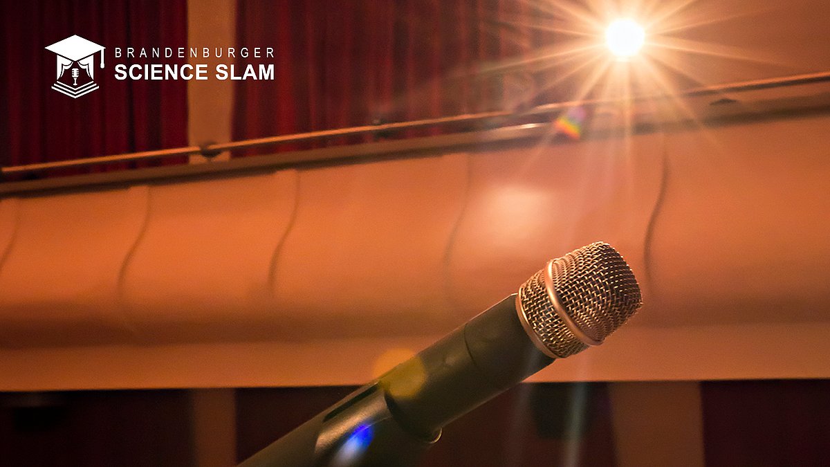 Im Vordergrund ein Mikrofon. Ein Scheinwerfer ist darauf gerichtet. Im Hintergrund erkennt man den leeren Zuhörersaal. Oben links in der Ecke befindet sich der Schriftzug "Brandenburger ScienceSlam" und das Logo dazu.