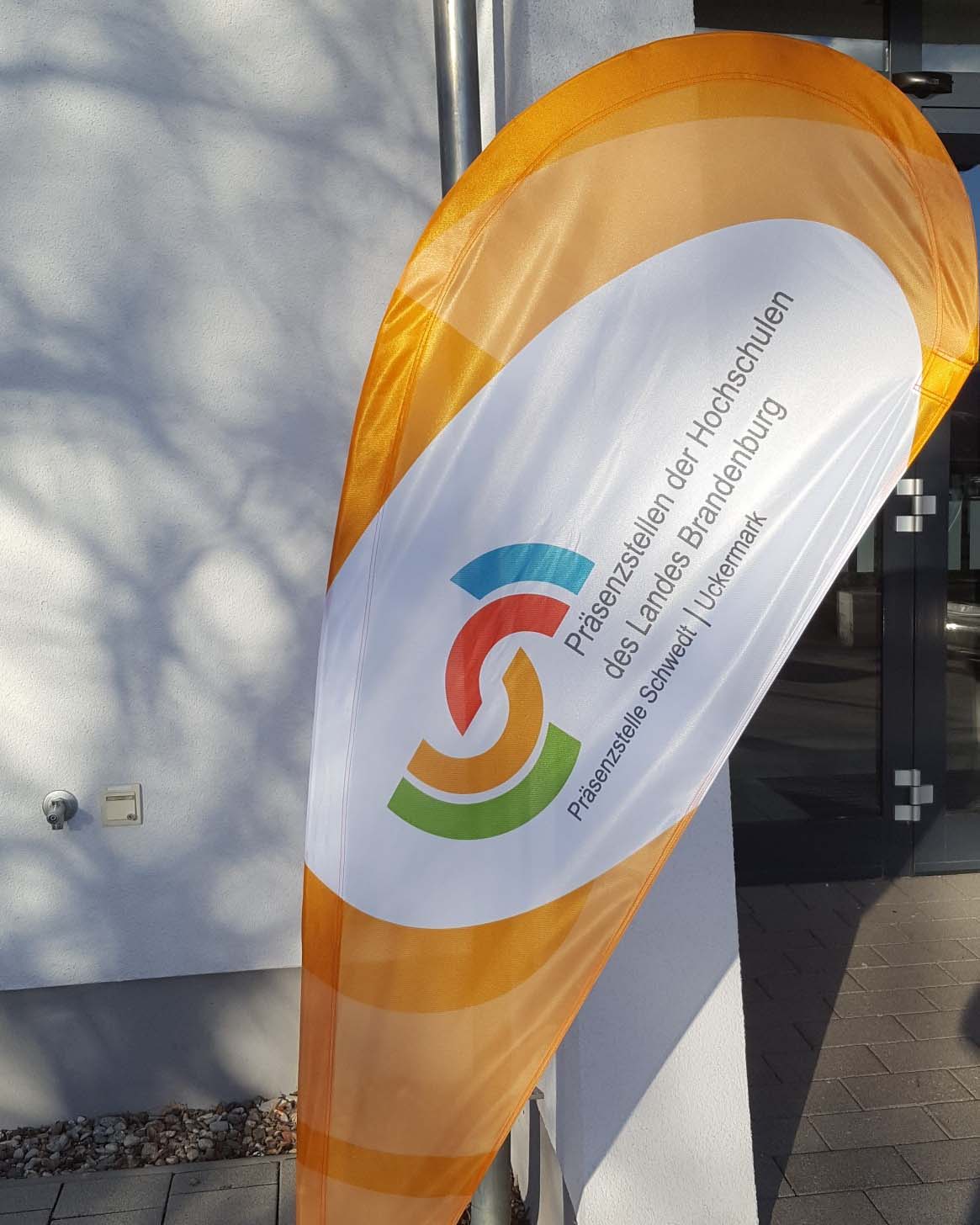 Beach-Flag mit Logo der Präsenzstelle Schwedt | Uckermark