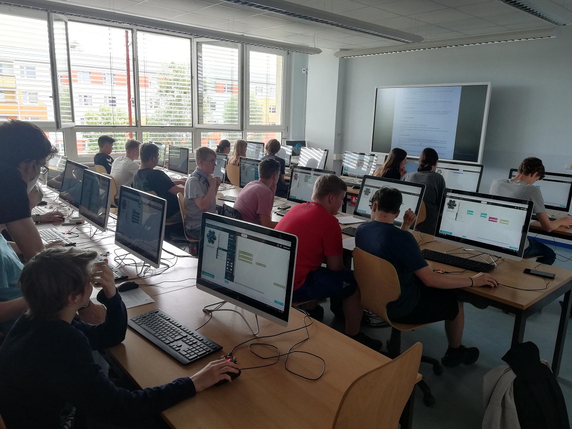 Schüler:innen im Coumputerraum